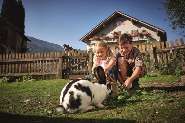 Urlaub auf dem Bauernhof mit Kindern im Allgäu: Kinder mit Hasen