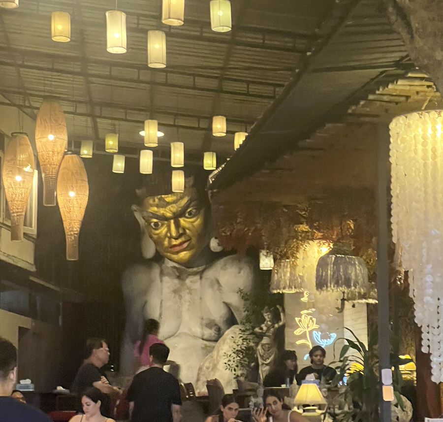 Ein Buddha thront über einem Restaurant in der Khao San Road und schaut dem bunten Touri-Treiben ein wenig kritisch zu (Bild: Sonja Alefi)