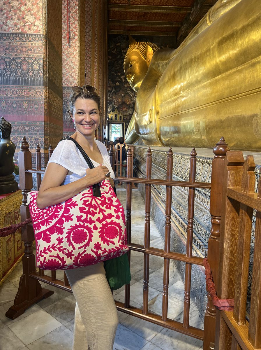 Bangkok mit Kindern: 46 Meter lang und komplett vergoldet. Auch die Kinder sind beeindruckt von diesem riesigen liegenden Buddha (Bild: Sonja Alefi)