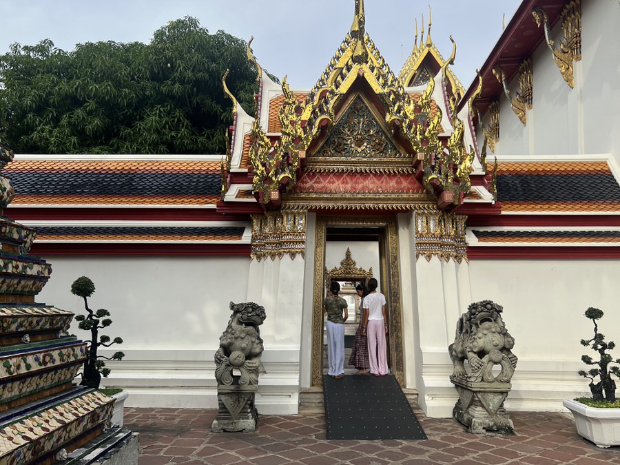 Familienurlaub in Bangkok: So viele hübsche Einzelbauten befinden sich auf dem Gelände des Wat Pho, dass es fast wie eine kleine Stadt anmutet (Bild: Sonja Alefi)