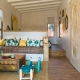 In den Unterkünften geht der bunte Boho-Style weiter: Wie hier im Wohnzimmer des Taabiah Cottages