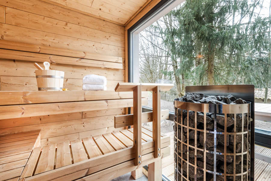 Wohligwarmes Waldbaden. In der privaten Sauna des Bergwald Chalets im Harz, kann es sich die ganze Familie gemütlich machen. Foto: Bergwald Lodges