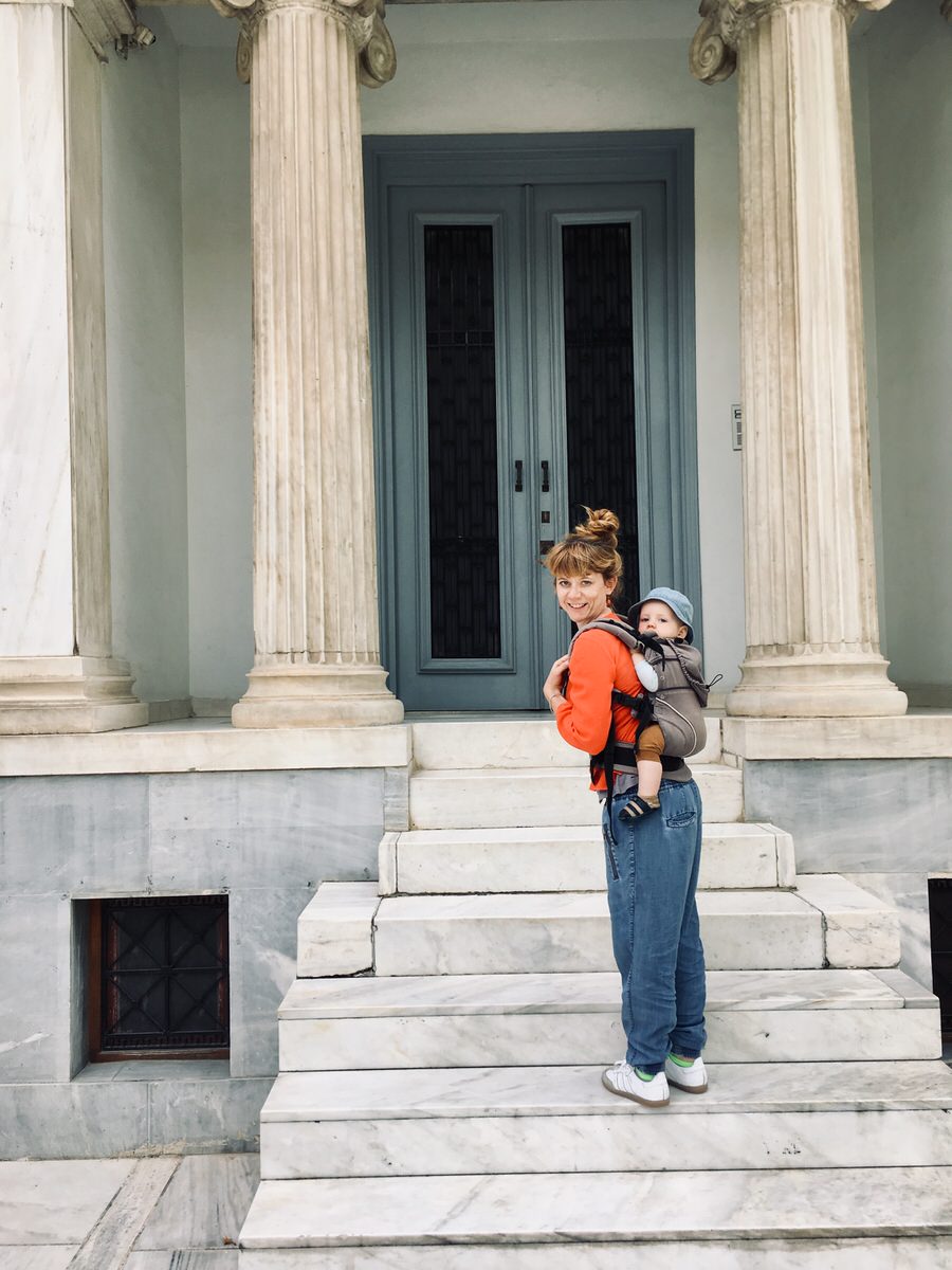 Griechenland mit Kindern: Die Hauptstadt Athen erkundet Ihr am besten mit einer Trage, sie ist nicht sehr buggy-freundlich. Foto: Vanessa Bujak