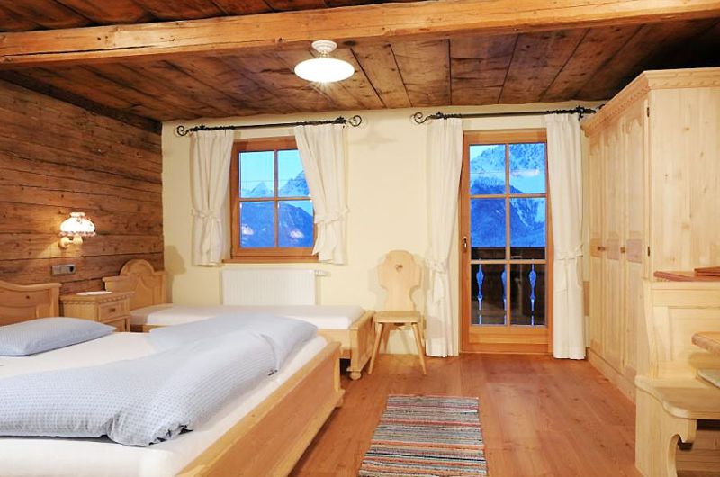 Ein weiteres Schlafzimmer im Glinzhof. Südtirol im Winter mit Kindern