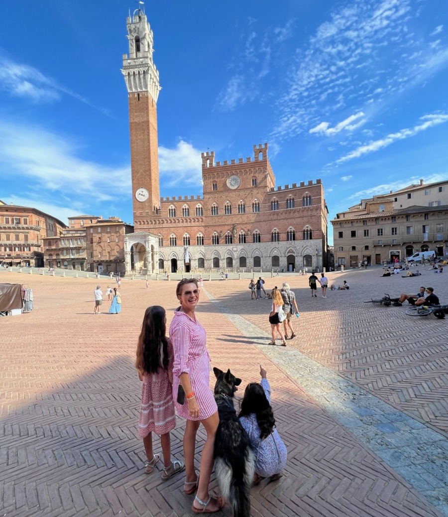 Hier ist die Autorin Sonja mit ihren Töchtern und Hund in Siena in der Toskana unterwegs