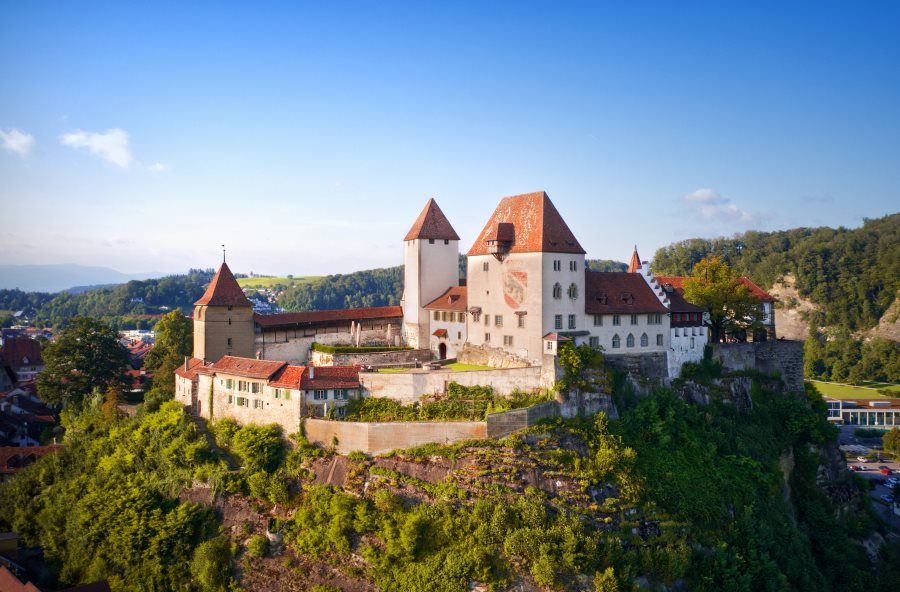 Guenstiger-Familienurlaub-in-der-Schweiz-Jugendherberge-Burgdorf-Aussenansicht-Dyle_Berger-01