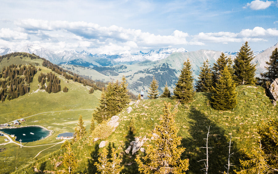 Guenstiger-Familienurlaub-in-der-Schweiz-Jugendherberge-Gstaad-Saanenland-Umgebung-Gast-am-wandern-Corsin_Naeff