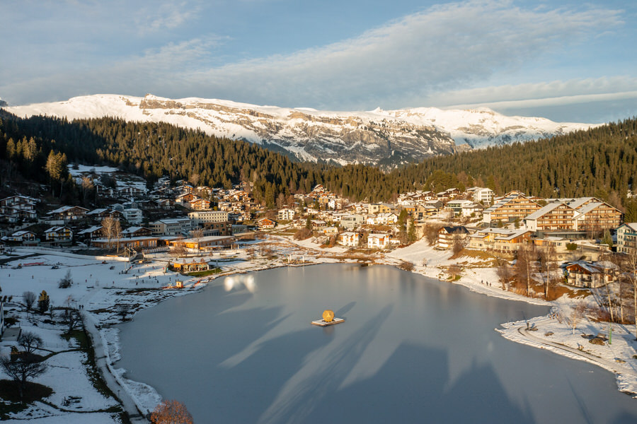 Guenstiger-Familienurlaub-in-der-Schweiz-Jugendherberge-Laax-Winter-Umgebung-Laaxersee-Leonidas_Portmann