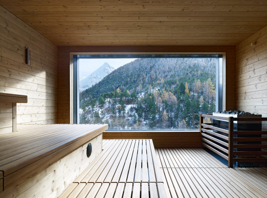 Guenstiger-Familienurlaub-in-der-Schweiz-Jugendherberge-Saas-Fee-Aqua-Allalin-Sauna-Ruedi_Walti