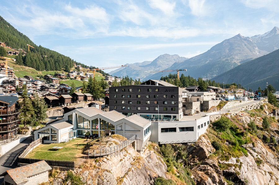 Guenstiger-Familienurlaub-in-der-Schweiz-Jugendherberge-Saas-Fee-Sommer-Aussenansicht-Leonidas_Portmann