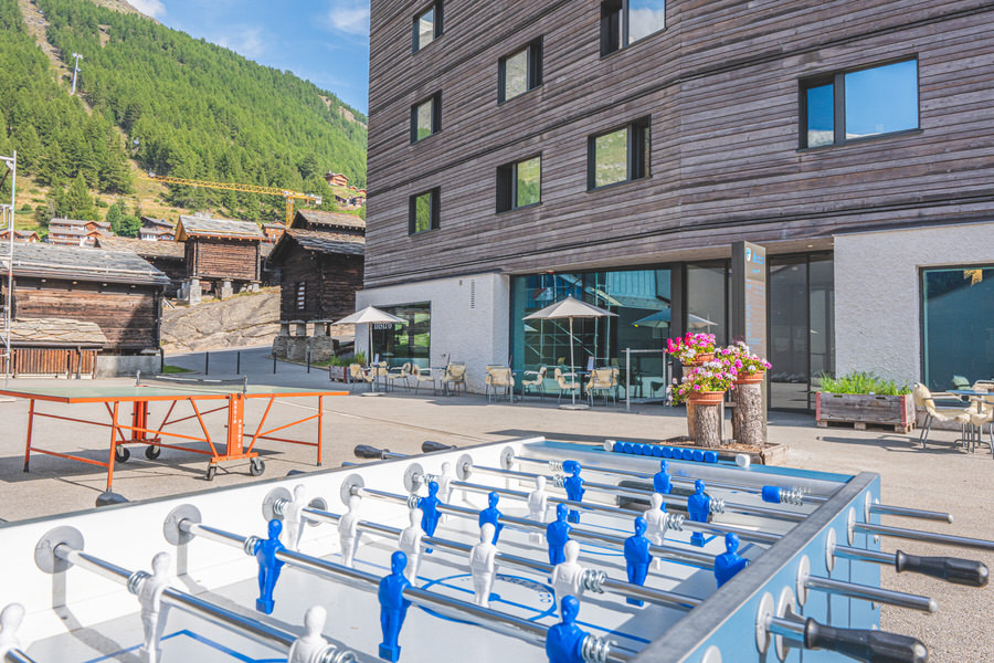 Guenstiger-Familienurlaub-in-der-Schweiz-Jugendherberge-Saas-Fee-Sommer-Terrasse-Leonidas_Portmann