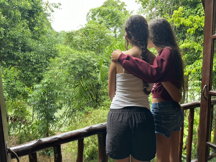 Dschungelkonzert und Flussblick vom eigenen Balkon aus im Our Jungle Camp (Bild: Sonja Alefi)