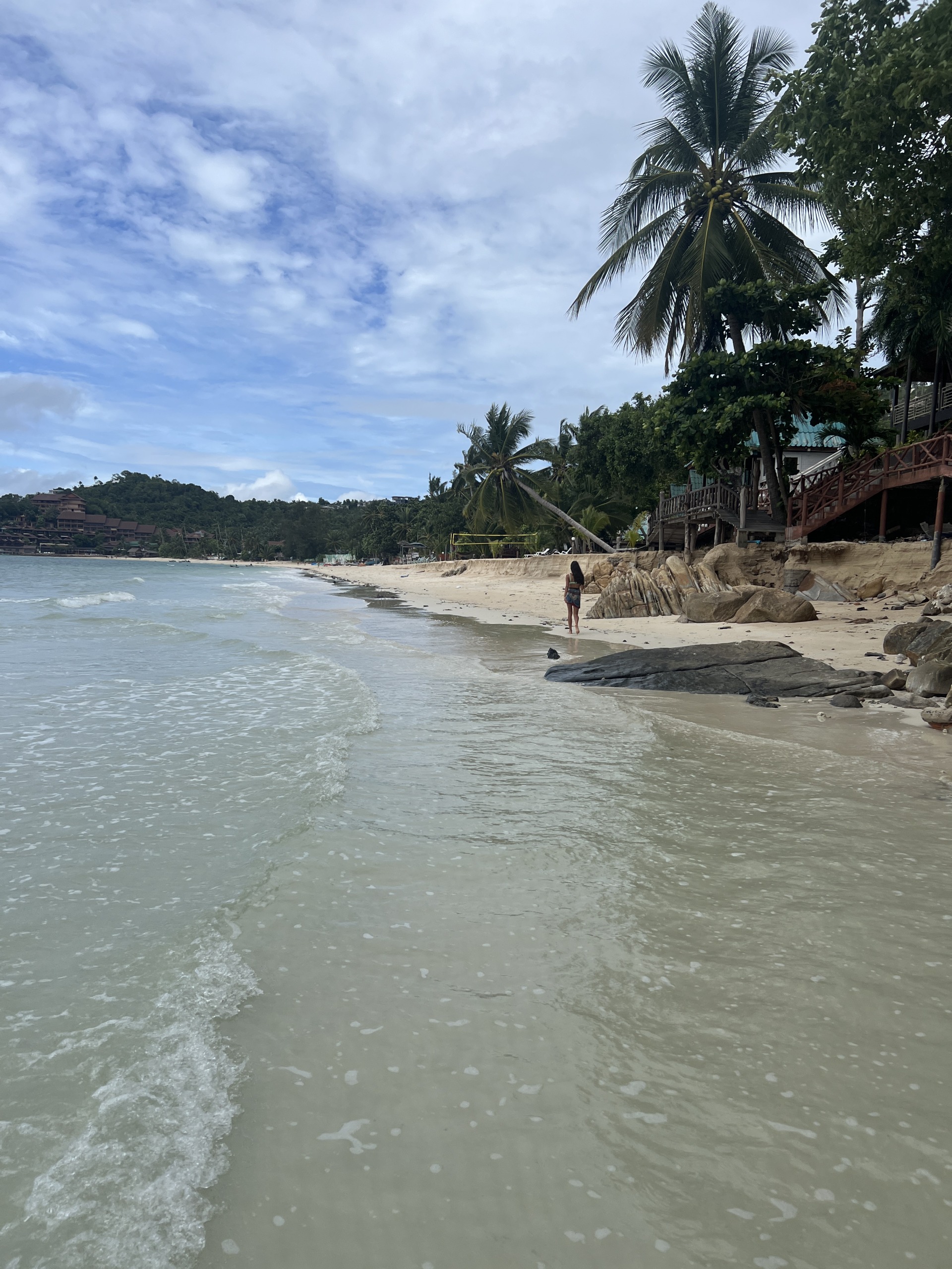 Haad Yao Strand an der Westküste von Kho Panghan - eine Bucht mit seichtem Wasser und vorgelagertem Riff (Bild: Sonja Alefi)