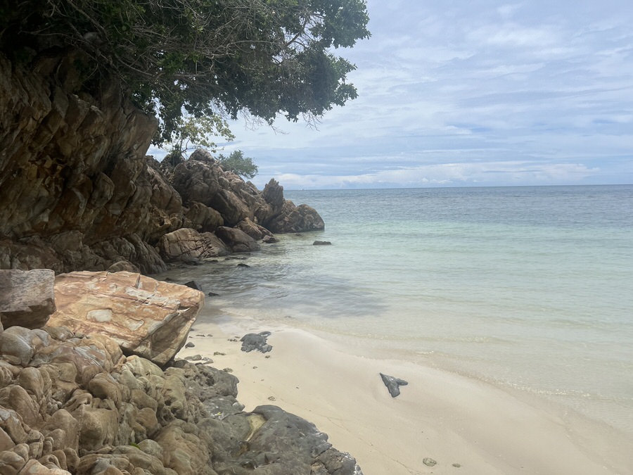 Viele der thailändischen Strände sehen aus wie aus dem Katalog - oft mit kinderfreundlichem, seichtem Einstieg ins Wasser (Bild: Sonja Alefi)