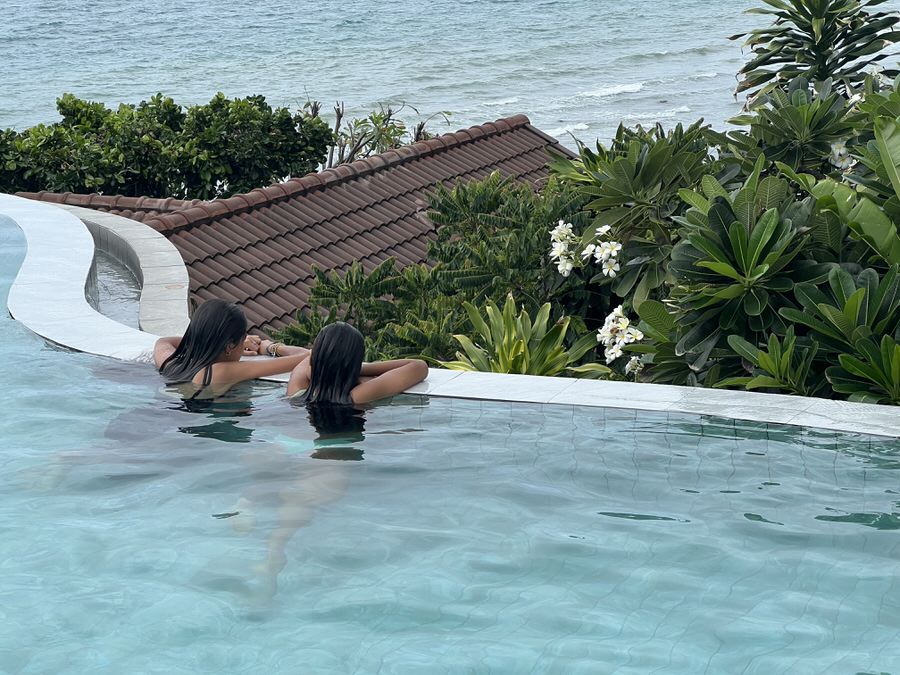 Kho Panghan mit Kindern: Ratschen im Pool mit Blick aufs Meer von den High Life Bungalows aus (Bild: Sonja Alefi)