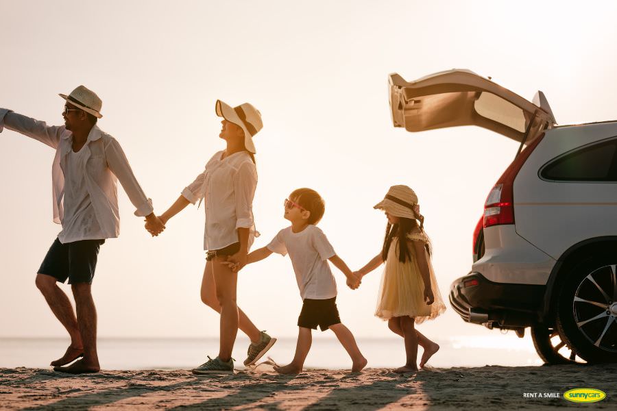 Mietwagen-Urlaub mit Kindern: Da erlebt Ihr als Familie so viel mit dem Auto, dass es sich fast schon wie ein Familienmitglied anfühlt ;-) (Foto: Sunny Cars)