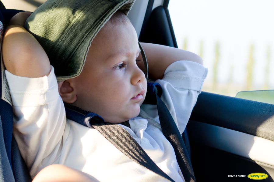 Insta versus Reality - unsere Kids haben immer Flecken auf ihren weißen Shirts und sitzen leider seltenst so entspannt in ihren Autositzen, aber beim richtigen Autositz gibt es really keine Kompromisse! (Foto: Sunny Cars)