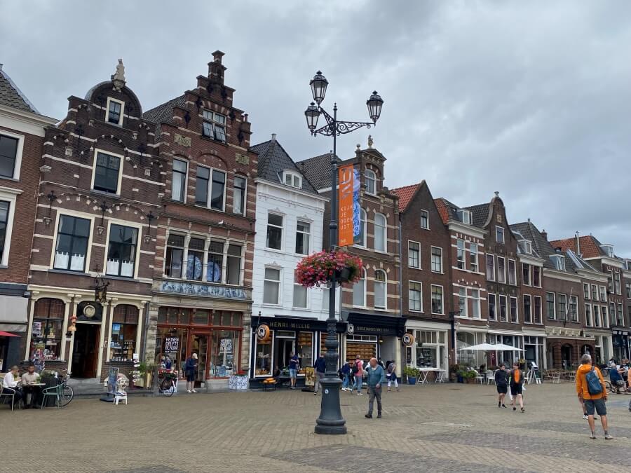 Niederlande-mit-Kindern-Delft-Marktplatz-Susanne-Hoffmeister