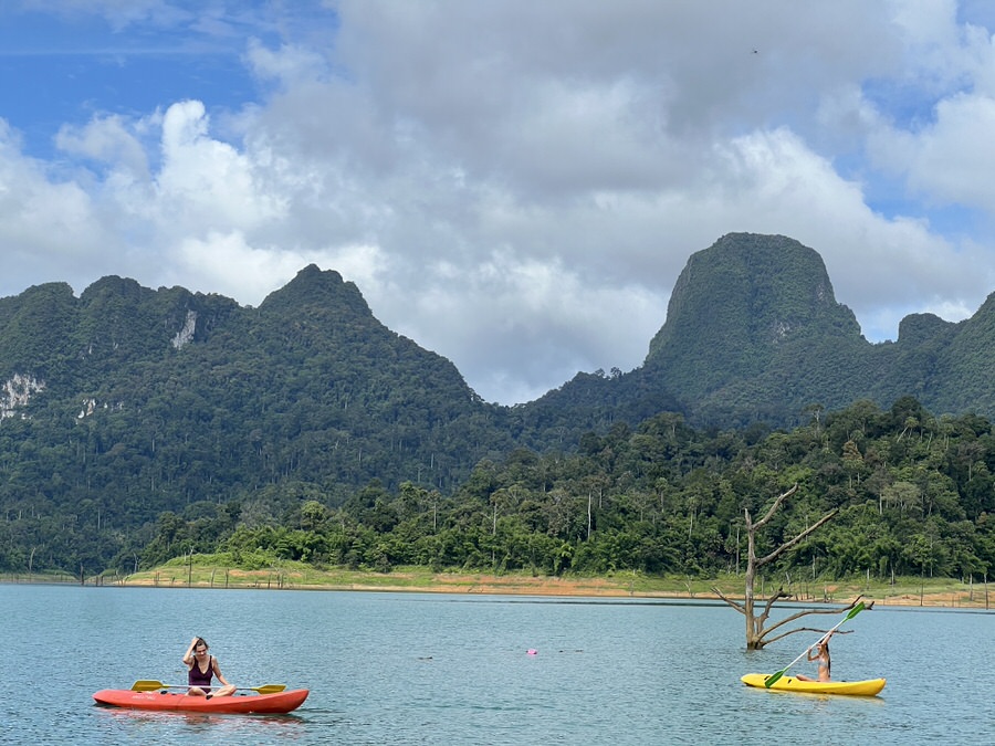 Khao Sok mit Kindern: Bei den Raft Häusern könnt Ihr Euch Kanus leihen und selbst auf die Suche nach Affen gehen (Bild: Sonja Alefi)