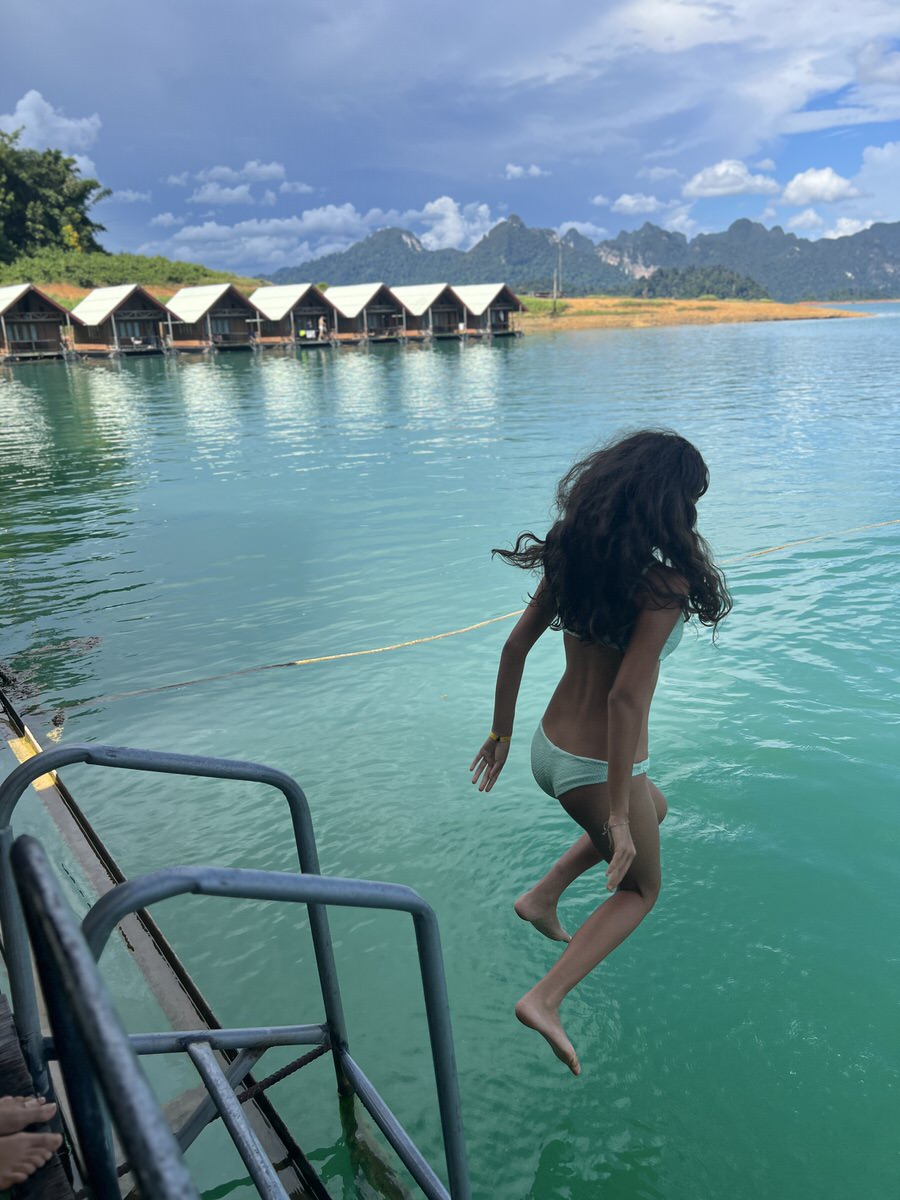 Vom Häuschen in den See zum Abkühlen nach einer Wanderung und der Anfahrt mit dem Long Tail Boot (Bild: Sonja Alefi)