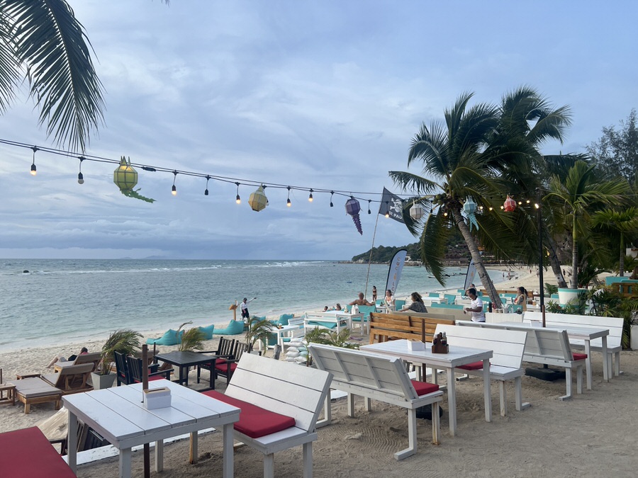 Kho Panghan mit Kindern: Eines der Restaurants und Cafés am Had Yao Strand auf Kho Panghan (Bild: Sonja Alefi)