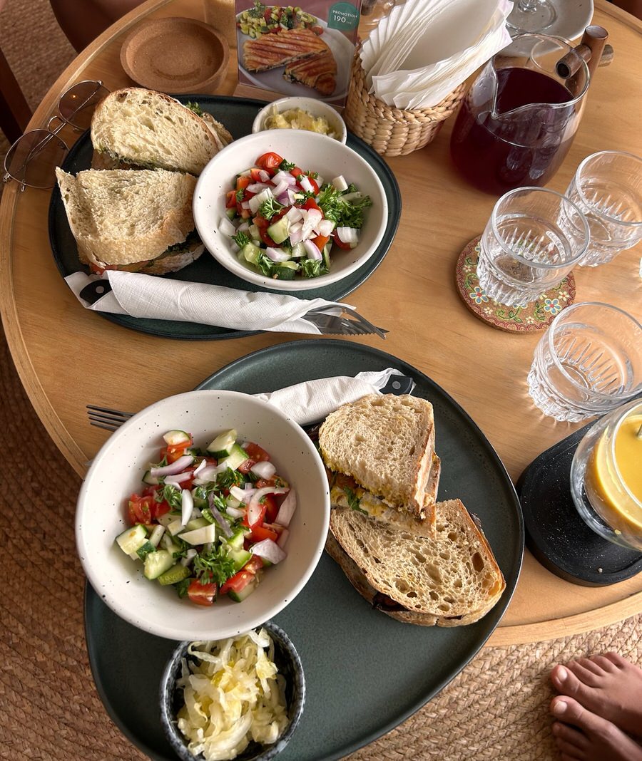 ... leckere vegane Sandwichtes, Croissants und Bowls auf Kho Panghan mit Kindern (Bild: Sonja Alefi)