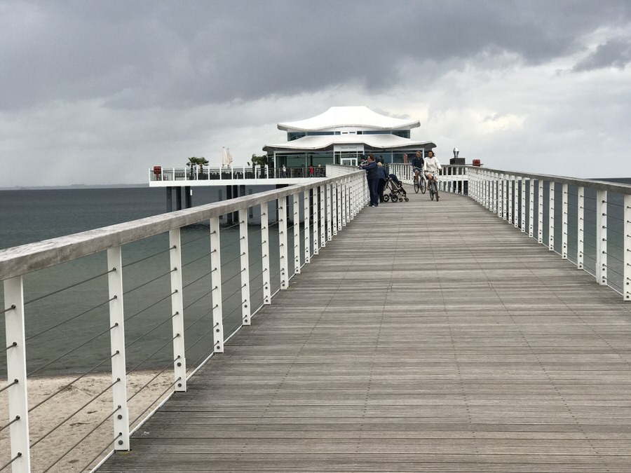 Über die Brücke vom Strand zum Restaurant 