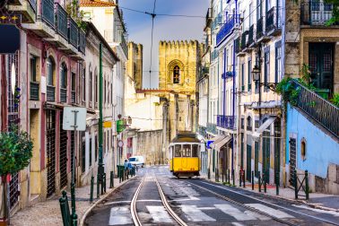 Die Trams gehören zu Lissabons Stadtbild