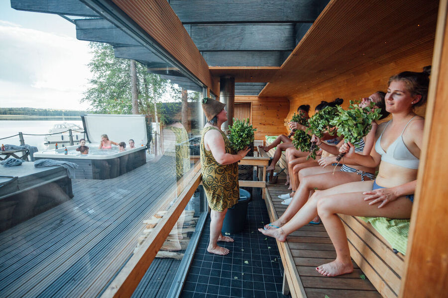 Finnland-mit-Kindern-Sauna-am-See