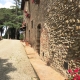 Die alte Steinmauer zeugt von der langen Geschichte des Al Gelso Bianco