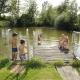 Auf dem Edmeierhof gibt´s auch einen Badeteich, in dem die Kids im Sommer plantschen können