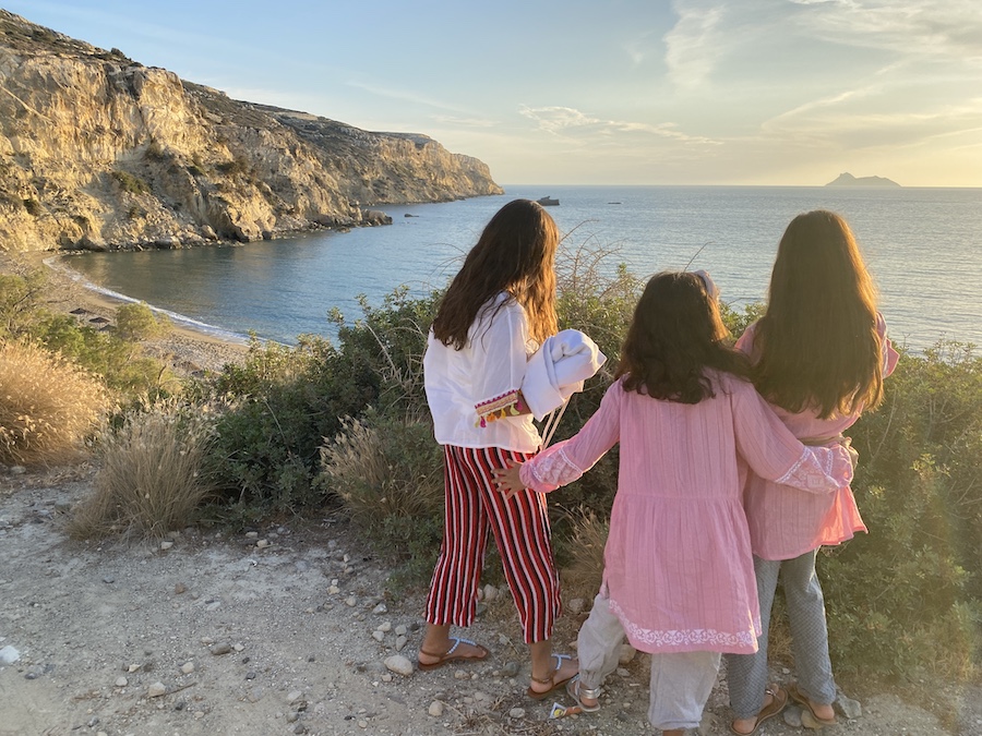Auch im Frühjahr ist Kreta super zu bereisen mit Kindern - es ist noch nicht so heiß und noch nicht so voll. Hier schauen Sonjas Töchter auf die Bunga-Bunga-Bar-Bucht...