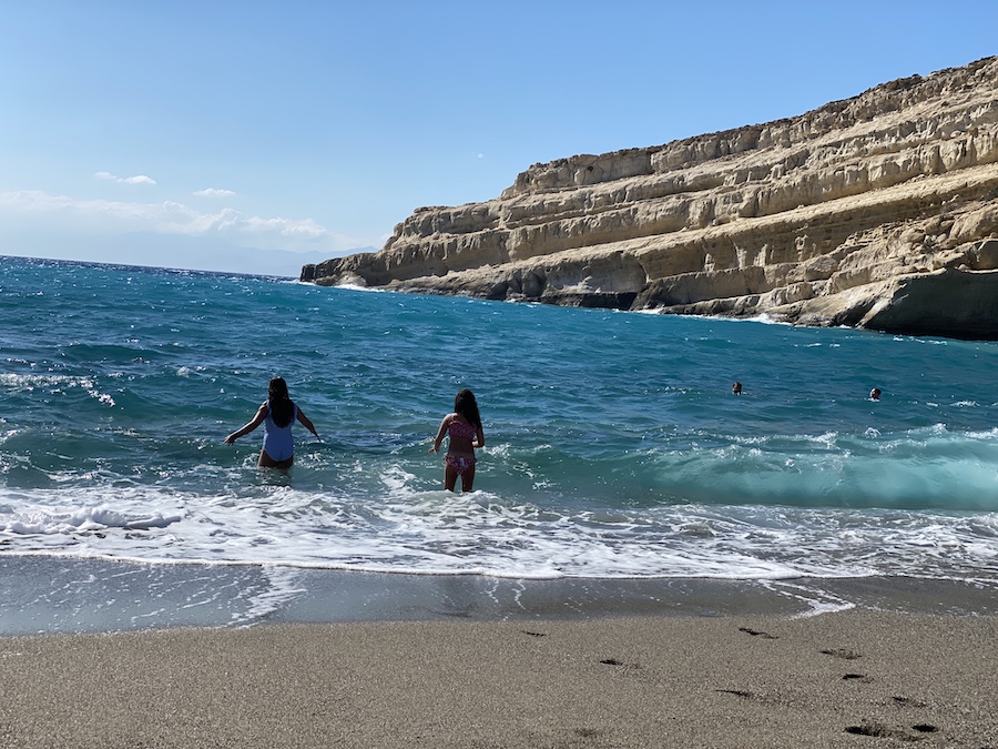 Kreta mit Kindern: Baden vor den (antiken) Hippy-Höhlen von Matala