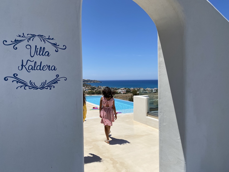 Sonjas Töchter am eigenen Pool in der Villa Kaldera der Stelani Villas im Süden Kretas