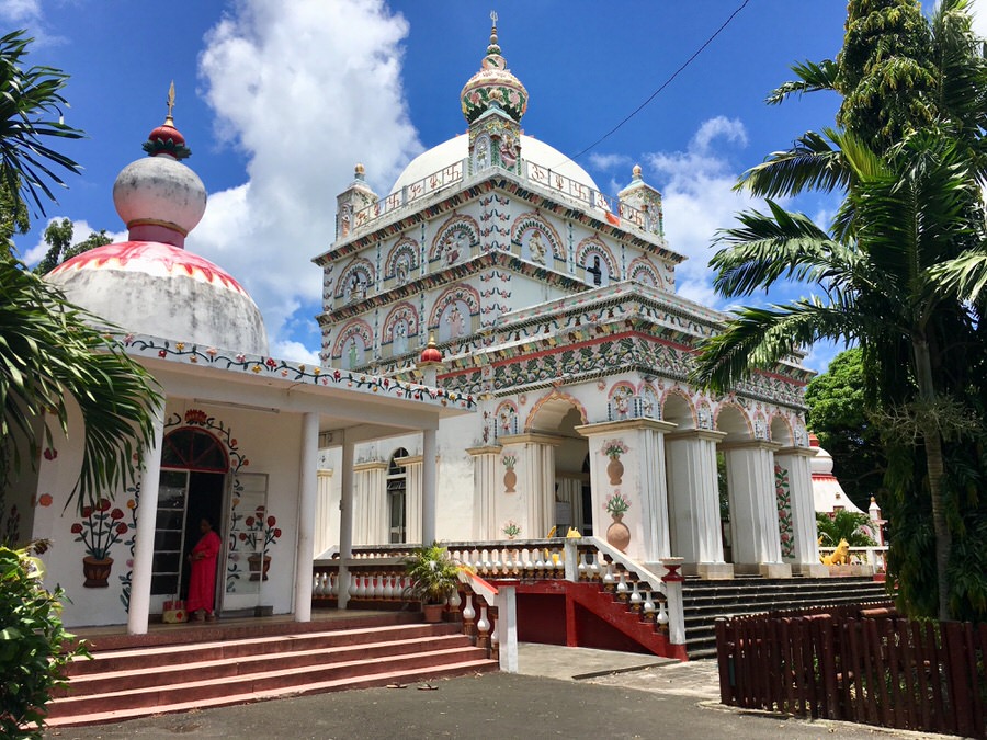 Ausflug in die mauritische Vergangenheit: Der Maheswarnath Siv Mandir Tempel von 1891 bei Trou aux Biches (Foto: Vanessa Bujak)