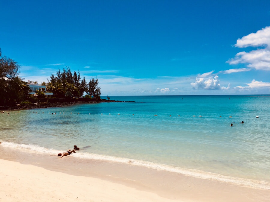Die meisten Buchten auf Mauritius fallen kinderfreundlich flach ab, wie hier am Pereybere Strand (Foto: Vanessa Bujak)
