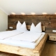 Moierhof - die schicken Betten wurden aus alten Balken gezimmert