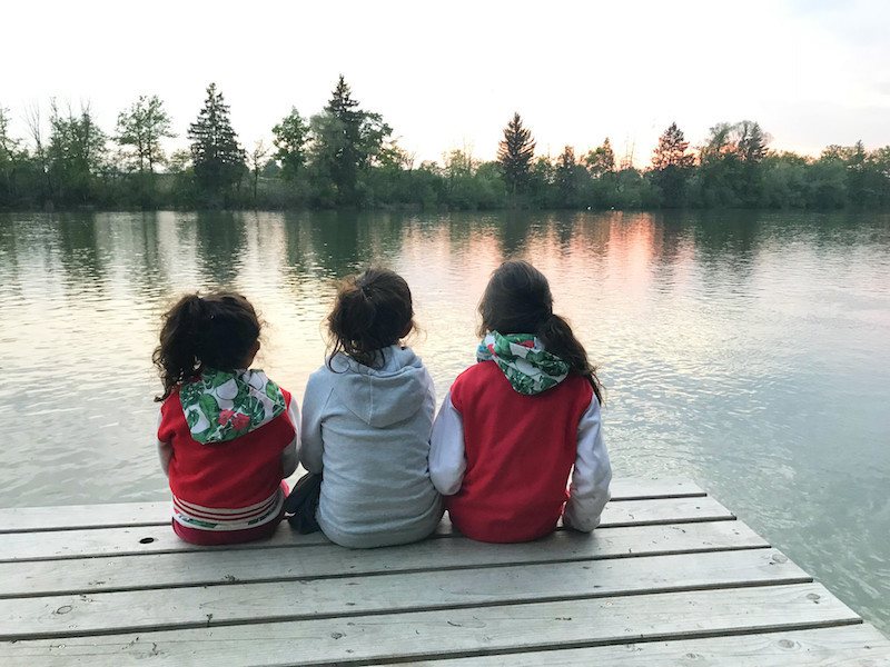 Die drei Little Travel Töchter an einem Zufluss des Chiemsees