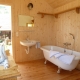 Fürs Baden und Duschen müsst Ihr ins Badehäuschen neben der Hütte
