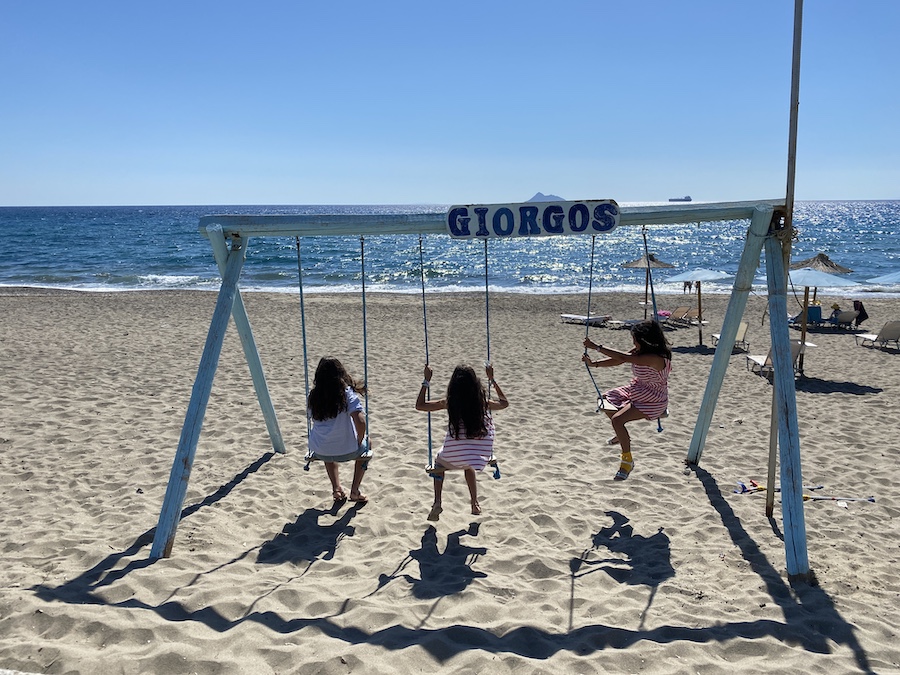 Die Giorgos-Schaukel am Strand von Kalamaki vor dem Restaurant 