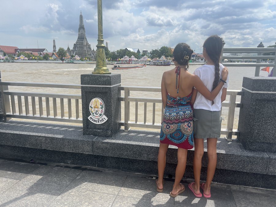 Bangkok mit Kindern: Der Fluss Chao Praya ist auch eine wichtige Verkehrsader in Bangkok. Im Feierabendstau kommt Ihr auf dem Wasser besser voran (Bild: Sonja Alefi)