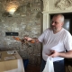 Der nette Koch in der Osteria Etrusca zeigt uns einen Hummer